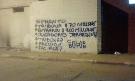 Este domingo, en los laterales del estadio 15 de Abril aparecieron pintadas dirigidas al presidente del club, Luis Spahn. Los grafittis critican la gestión de Spahn al frente del club y le adjudican culpas sobre la inconclusa obra de nuevas tribuna y la falta de jerarquía del plantel. Este domingo, en los laterales del estadio 15 de Abril aparecieron pintadas dirigidas al presidente del club, Luis Spahn. Los grafittis critican la gestión de Spahn al frente del club y le adjudican culpas sobre la inconclusa obra de nuevas tribuna y la falta de jerarquía del plantel.