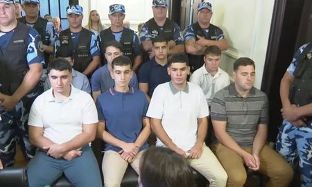 Por primera vez los acusados se presentaron en la sala sin barbijos en sus rostros. Por primera vez los acusados se presentaron en la sala sin barbijos en sus rostros.