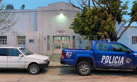 La Subcomisaría Segunda de barrio Santa Rosa de Lima fue escenario de disturbios este domingo por la siesta. La Subcomisaría Segunda de barrio Santa Rosa de Lima fue escenario de disturbios este domingo por la siesta.