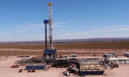 Vaca Muerta es una formación geológica de shale situado en la cuenca neuquina en las provincias de Neuquén, Río Negro, La Pampa y Mendoza. Vaca Muerta es una formación geológica de shale situado en la cuenca neuquina en las provincias de Neuquén, Río Negro, La Pampa y Mendoza.