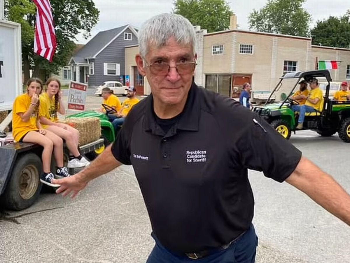 El policía Tim Dispennett estaba a cargo de la exposición cuando, mientras manipulaba un arma, le disparó a un estudiante. 