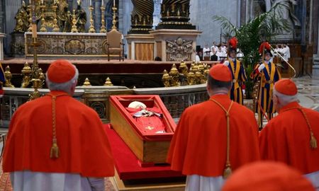 La despedida del papa Francisco podrá seguirse por el canal oficial de Vatican News en YouTube. La despedida del papa Francisco podrá seguirse por el canal oficial de Vatican News en YouTube.