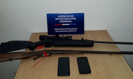 En la vivienda encontraron un rifle de aire comprimido y un arma calibre 22 largo En la vivienda encontraron un rifle de aire comprimido y un arma calibre 22 largo