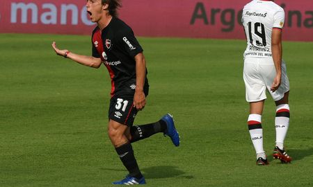 Newells derrotó a Estudiantes de La Plata por la Copa Diego Maradona y lo hundió en su crisis futbolística. Newells derrotó a Estudiantes de La Plata por la Copa Diego Maradona y lo hundió en su crisis futbolística.