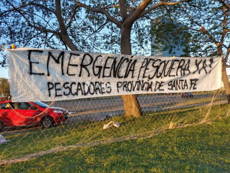 Pescadores acampan a la vera de la Ruta Nacional 168 y podrían cortar el tránsito durante el martes