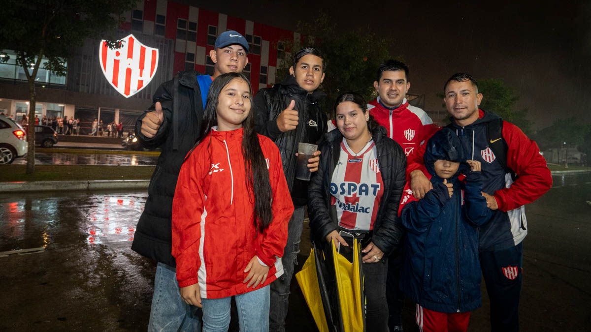 La noche del 14 de abril tuvo mucho color sin importar la lluvia.