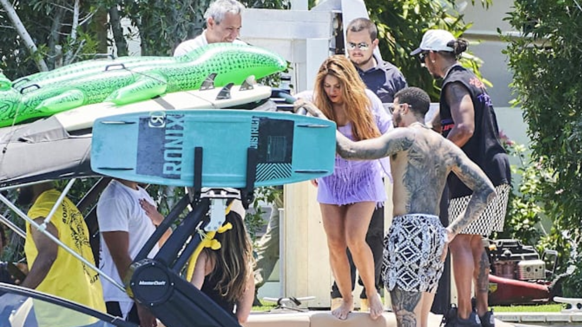 Se dieron a conocer imágenes de Shakira paseando junto a Lewis Hamilton y sus hijos.