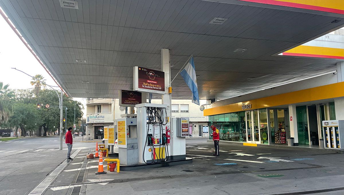El ajuste en el precio de los combustibles se produce por el aumento del barril de crudo en Londres provocado por la tensión en Medio Oriente.
