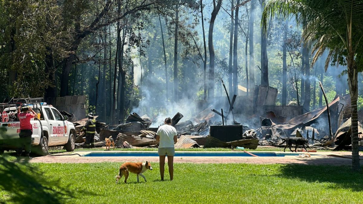 Un incendio destruyó un galpón en Colastiné Norte. Bomberos zapadores controlaron las llamas y evitaron que el fuego se propagara.