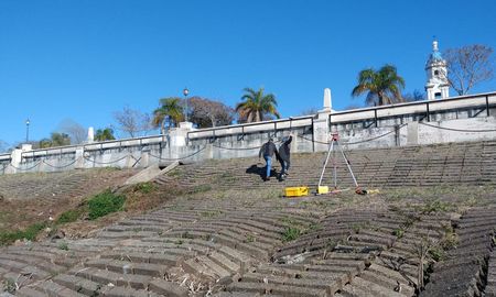 La defensa de la Costanera Oeste presenta problemas y el Gobierno anunció que la reparará. La defensa de la Costanera Oeste presenta problemas y el Gobierno anunció que la reparará.