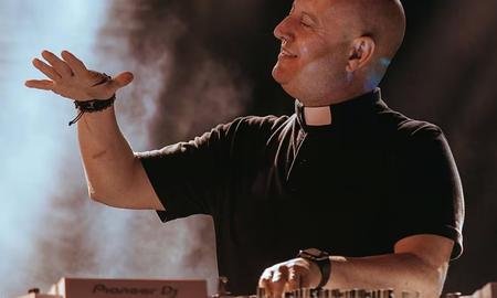 Quién es el padre Guilherme, el Cura DJ que homenajeará al Papa Francisco. Quién es el padre Guilherme, el Cura DJ que homenajeará al Papa Francisco.
