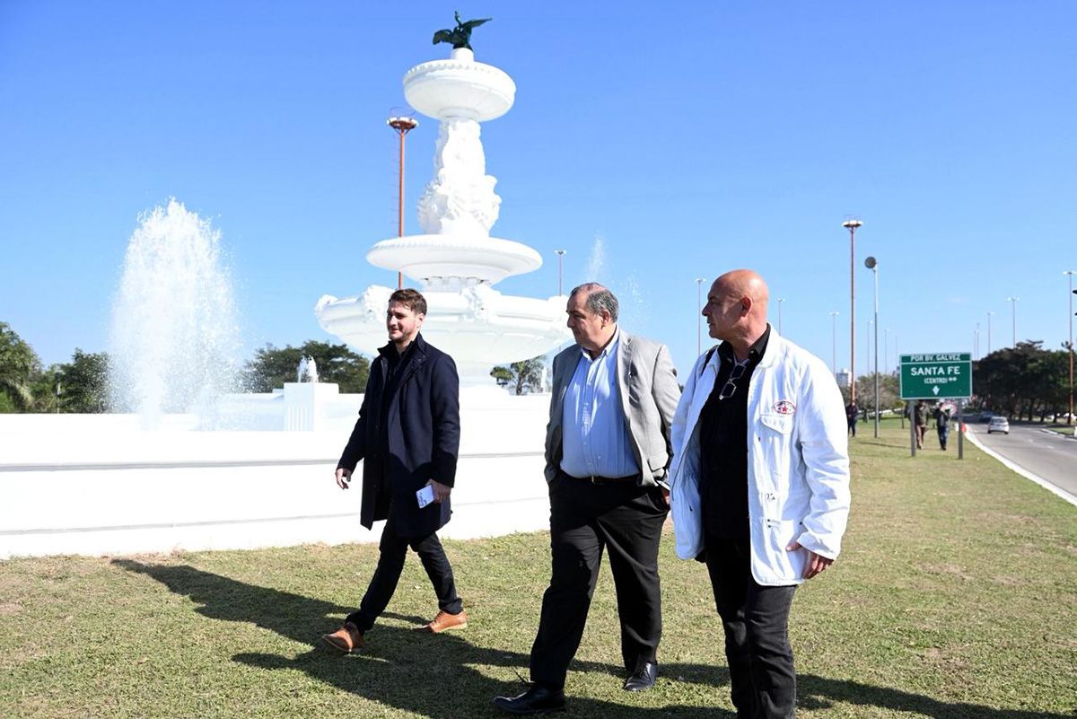 Este jueves, el intendente de Santa Fe Juan Pablo Poletti presenció la puesta en funcionamiento de la Fuente de la Cordialidad. Este jueves, el intendente de Santa Fe Juan Pablo Poletti presenció la puesta en funcionamiento de la Fuente de la Cordialidad.