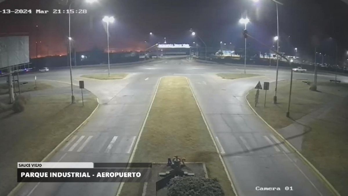 Así se ve el incendio de pastizales en el Aeropuerto de Sauce Viejo desde las cámaras de AIRE. Así se ve el incendio de pastizales en el Aeropuerto de Sauce Viejo desde las cámaras de AIRE.