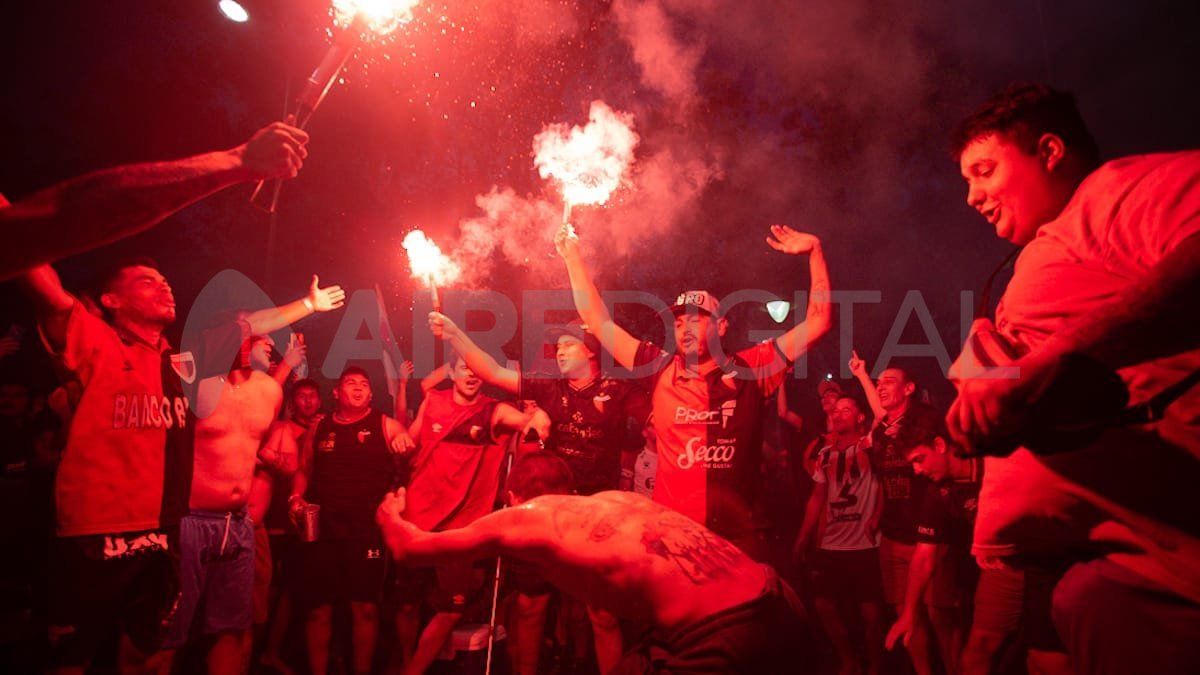 Los santafesinos pintaron el paisaje de Santiago del Estero de rojo y negro en el tradicional banderazo en la previa del encuentro con River.