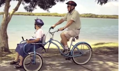 Ella tiene Alzheimer y él creó una bicicleta para pasear juntos