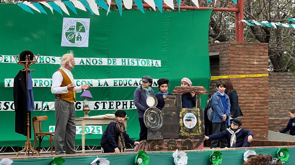 La escuela Jorge Stephenson cumplió 100 años de historia en Santa Fe y lo celebraron con más de mil personas. La escuela Jorge Stephenson cumplió 100 años de historia en Santa Fe y lo celebraron con más de mil personas.