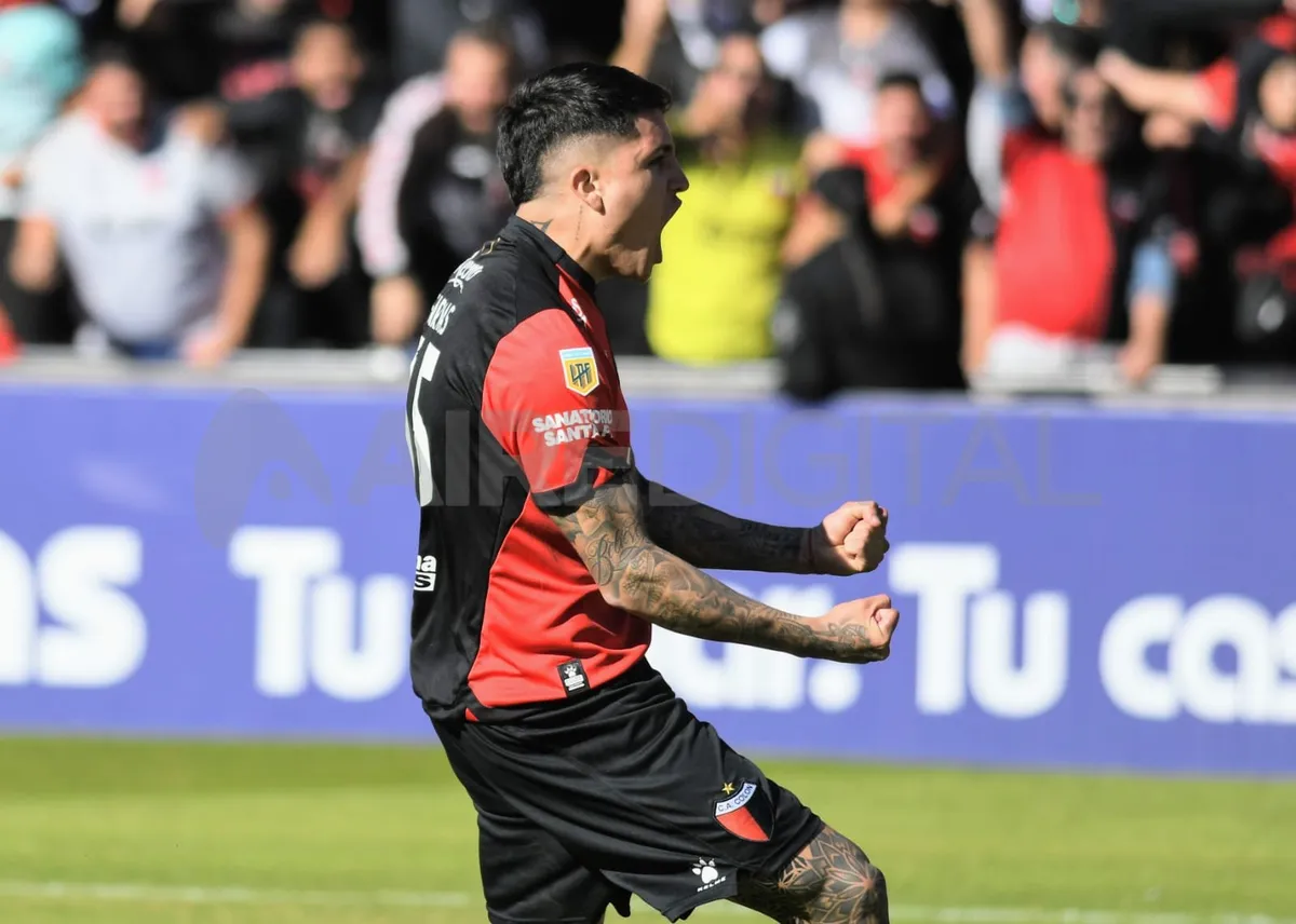 Wanchope Ábila metió un gol y definió para poner el 2-1 de Colón en el Clásico ante Unión.