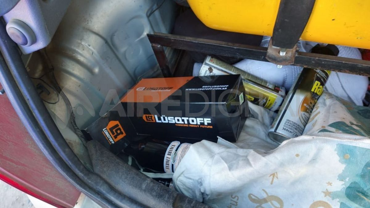 La pareja detenida trasladaba lo robado en un automóvil Renault Clío.