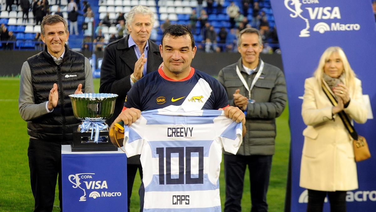 Agustín Creevy recibio una distinción por ser el primer puma con 100 partidos disputados en la selección. Agustín Creevy recibio una distinción por ser el primer puma con 100 partidos disputados en la selección.