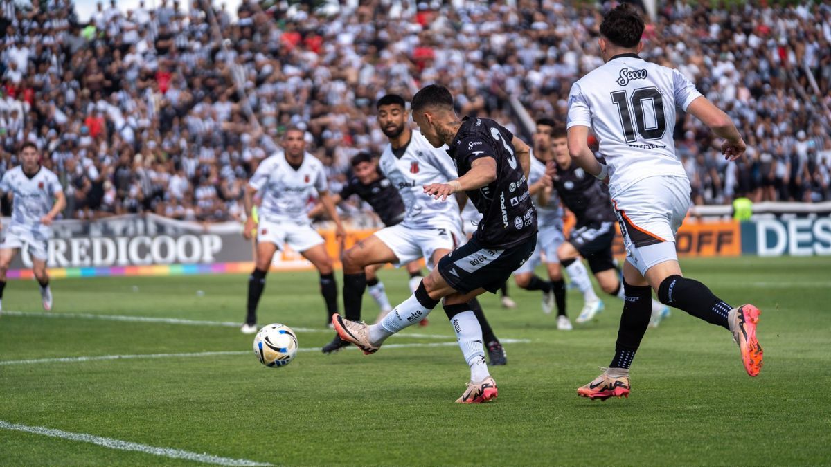 Gimnasia de Mendoza venció a Defensores y jugará la final por el ascenso ante Deportivo Madryn. Gimnasia de Mendoza venció a Defensores y jugará la final por el ascenso ante Deportivo Madryn.