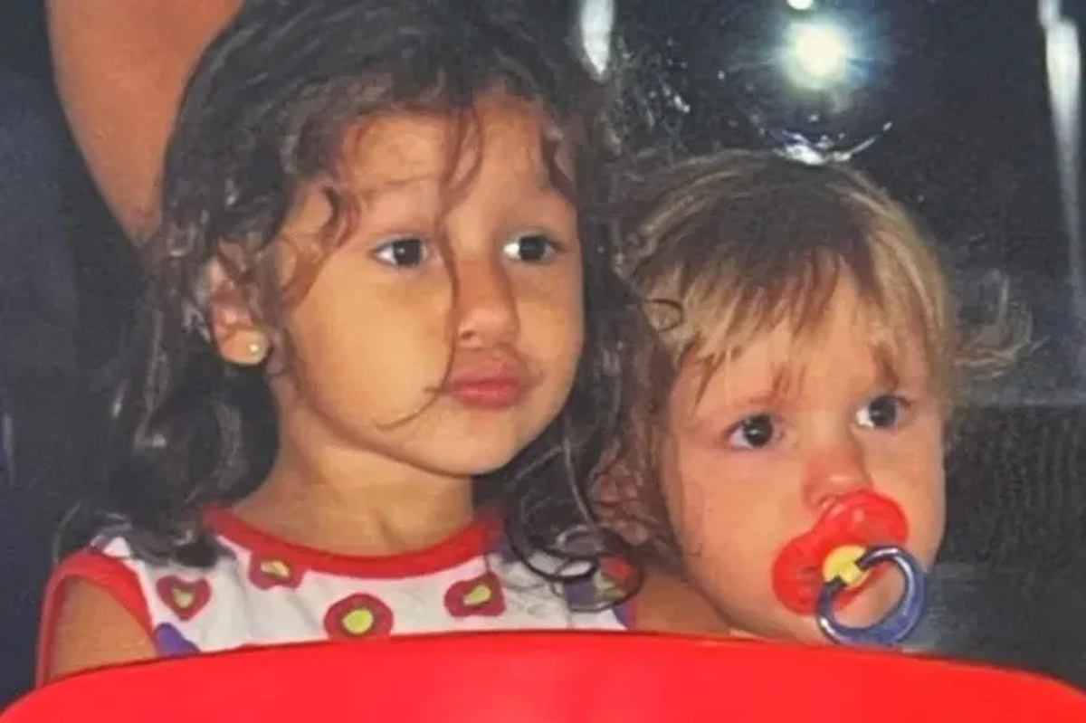 Bautista recuerda a su hermana con una foto juntos en el aniversario de su muerte.