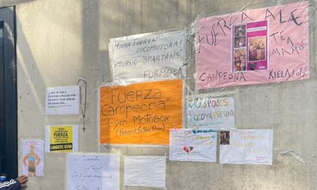 Los fanáticos y seguidores de Locomotora Oliveras dejaron sus mensajes en la puerta del Hospital Cullen. Los fanáticos y seguidores de Locomotora Oliveras dejaron sus mensajes en la puerta del Hospital Cullen.