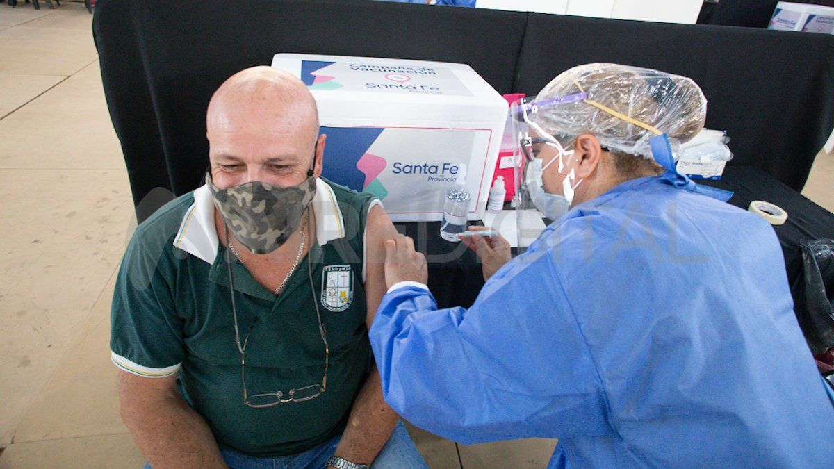 Este miércoles comenzó el operativo de vacunación de docentes en la ciudad de Santa Fe, tras el arribo de las dosis de Sinopharm a la provincia y su posterior distribución.