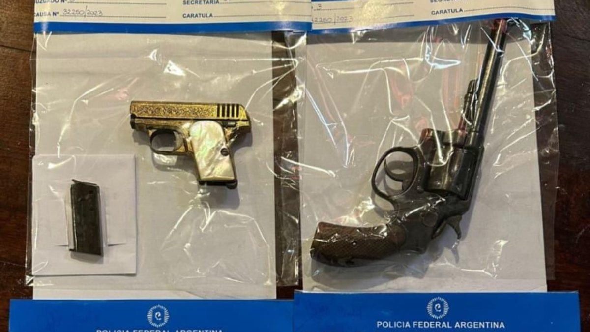 Algunas de las armas secuestradas en los allanamientos que se realizaron en Rosario. Algunas de las armas secuestradas en los allanamientos que se realizaron en Rosario.