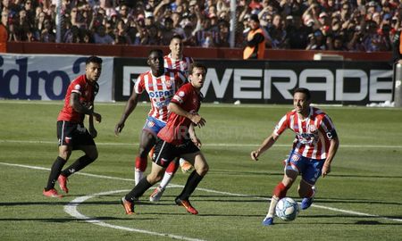 Colón-Unión disputarán el clásico santafesino este domingo a las 18 horas. Colón-Unión disputarán el clásico santafesino este domingo a las 18 horas.