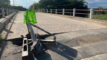 Un gran socavón compromete el tránsito en el puente de ingreso a Colastiné Sur