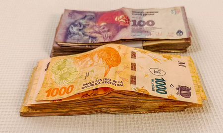 El peso argentino, la segunda moneda más devaluada del mundo respecto al dólar en 2023 El peso argentino, la segunda moneda más devaluada del mundo respecto al dólar en 2023