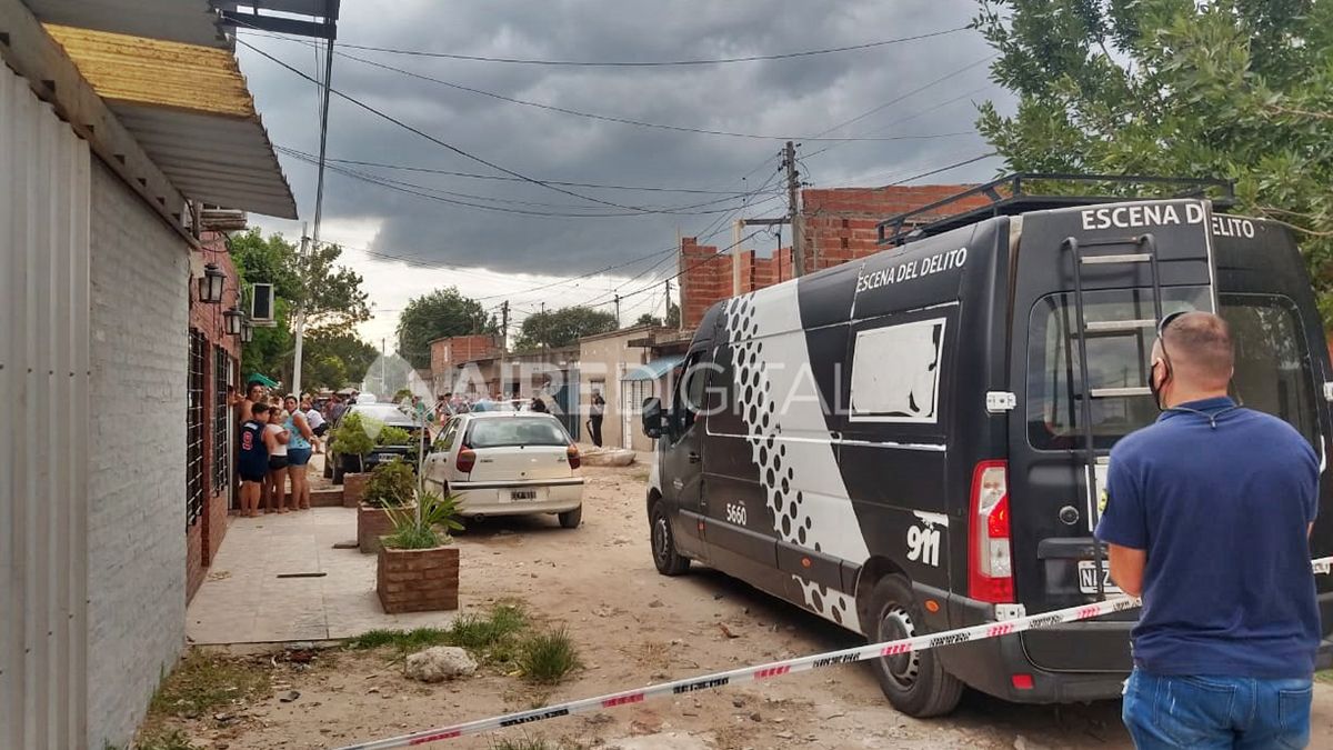 Peritos de la AIC en la escena del crimen.