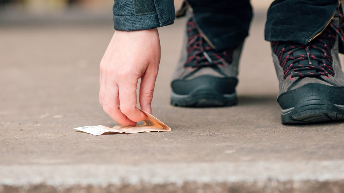 Encontrar un billete en la calle se asocia con la buena suerte y la prosperidad, según distintas creencias populares.