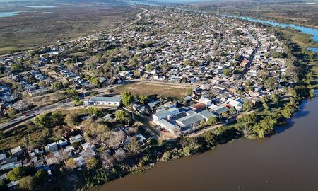 Se calcula que cerca de 20.000 personas viven en el distrito de Alto Verde, una zona que ante crecidas extraordinarias queda totalmente rodeada por el agua. Se calcula que cerca de 20.000 personas viven en el distrito de Alto Verde, una zona que ante crecidas extraordinarias queda totalmente rodeada por el agua.