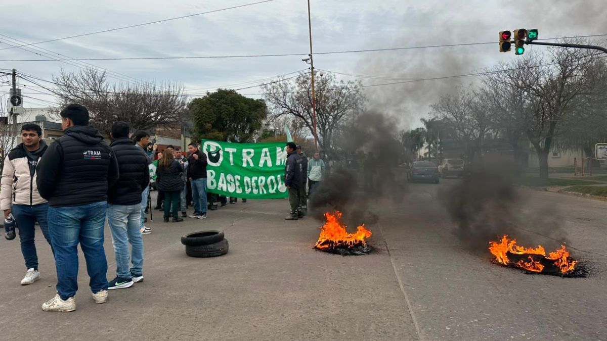 La protesta se realiza en avenida Peñaloza y Regis Martínez, en el norte de Santa Fe. Hay quema de cubiertas y desvíos de tránsito.