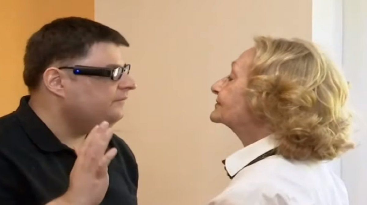 Pablo tiene 36 años y perdió la visión cuando era un bebé. Recibió unos lentes especiales por parte de Leo Messi y su fundación, y ahora su vida cambiará para siempre.  