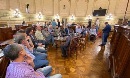 Reunión entre el sector agropecuario y legisladores de Santa Fe. Reunión entre el sector agropecuario y legisladores de Santa Fe.
