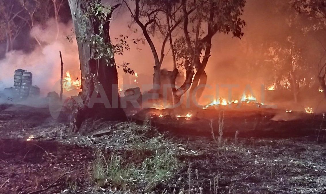 El incendio tuvo lugar en un terreno de pastizales que sirvió como combustible. 