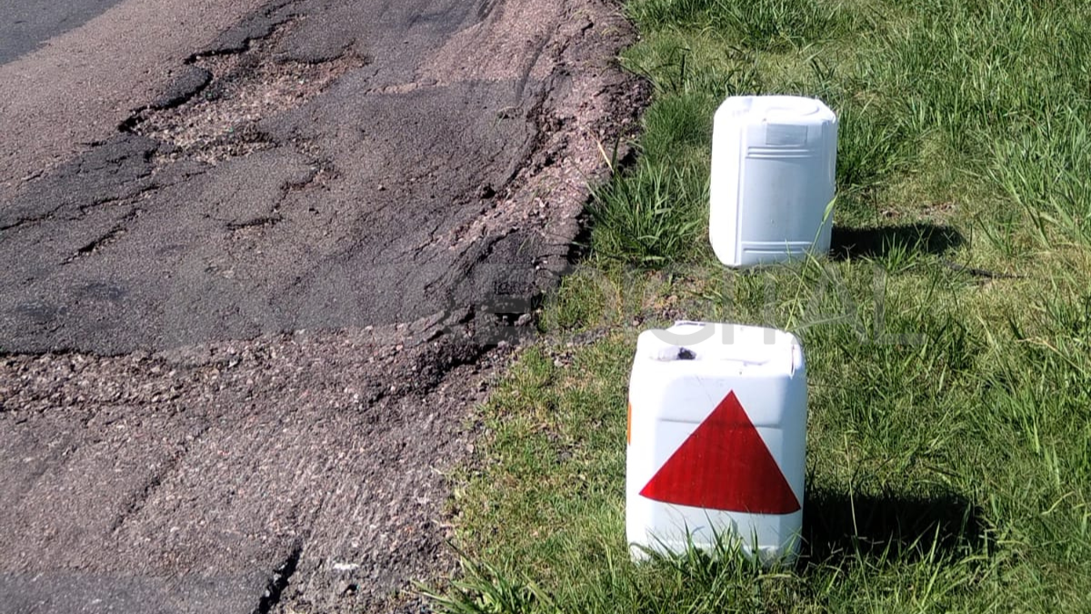 Bomberos voluntarios de Gobernador Crespo señalizaron los baches con bidones en la Ruta 11. Bomberos voluntarios de Gobernador Crespo señalizaron los baches con bidones en la Ruta 11.