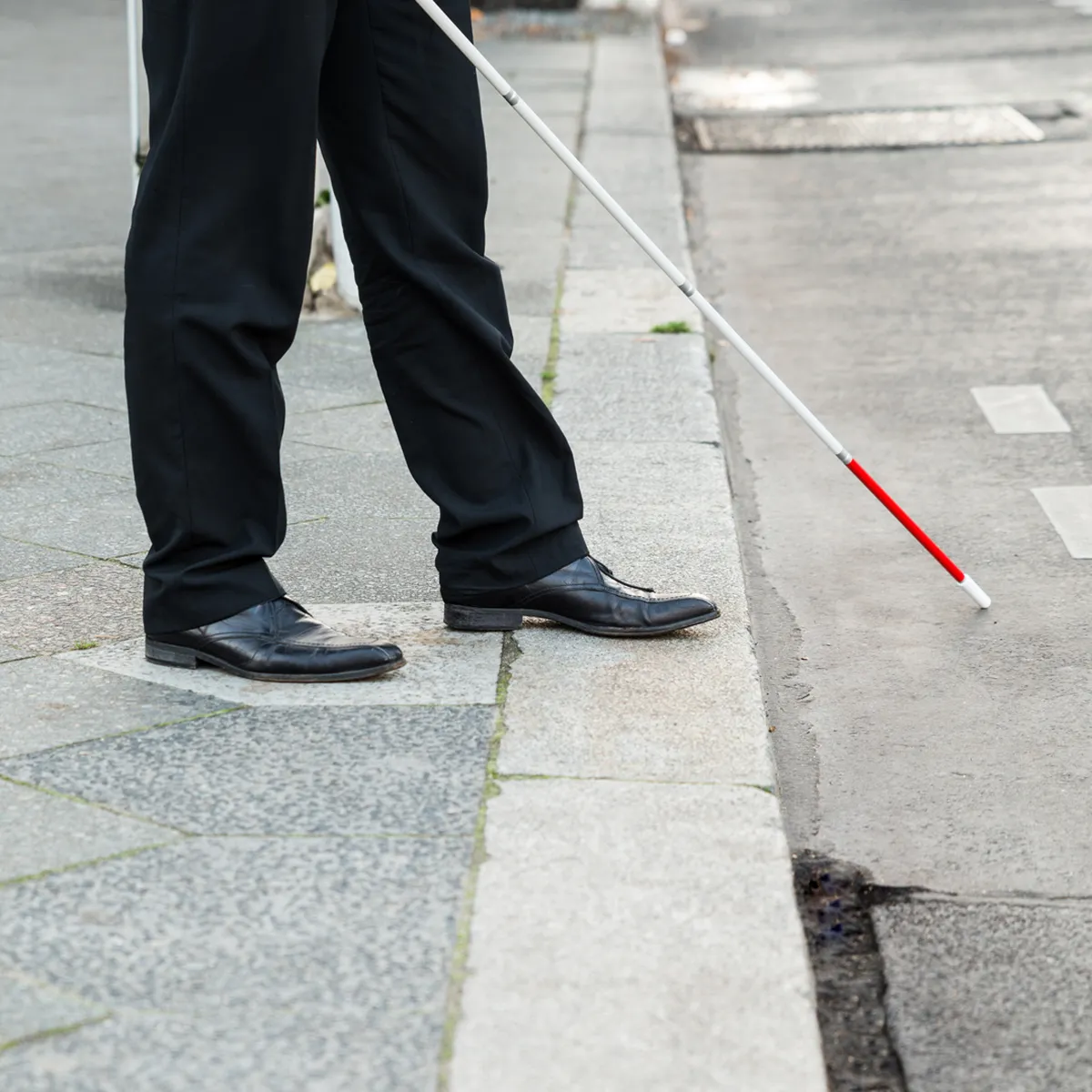 Una persona no vidente decidió golpear un automóvil que se encontraba mal estacionado