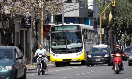 Hace tres semanas que los trabajadores del transporte de pasajeros lleva adelante la medida de fuerza en reclamo del pago de los haberes de abril. Hace tres semanas que los trabajadores del transporte de pasajeros lleva adelante la medida de fuerza en reclamo del pago de los haberes de abril.