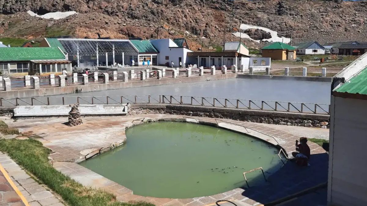 Las termas de Copahue combinan barro volcánico y aguas a más de 40 °C. Las termas de Copahue combinan barro volcánico y aguas a más de 40 °C.