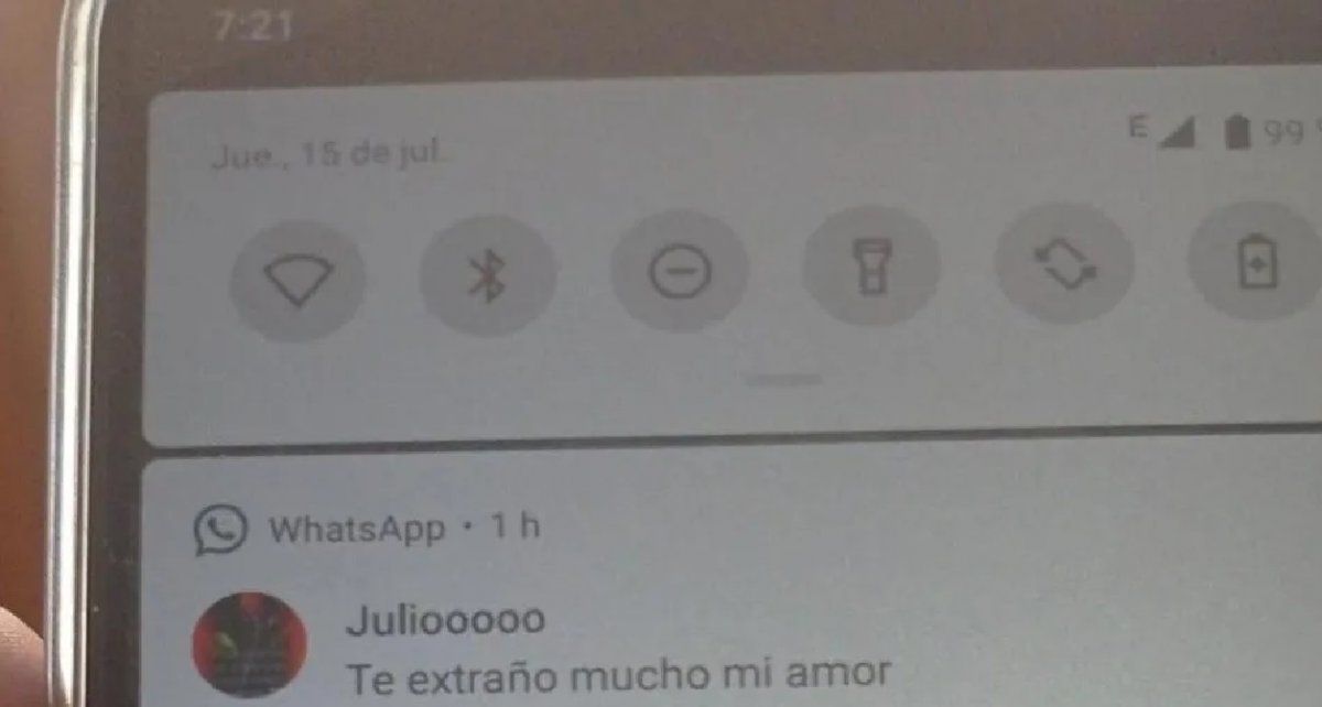 Encontró el celular de su papá desbloqueado y descubrió un sospechoso mensaje de su amigo Julio: Por accidente vi que lo extraña mucho