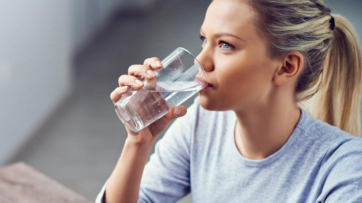 Tomar agua en exceso también es dañino para tu cuerpo, conoce los síntomas