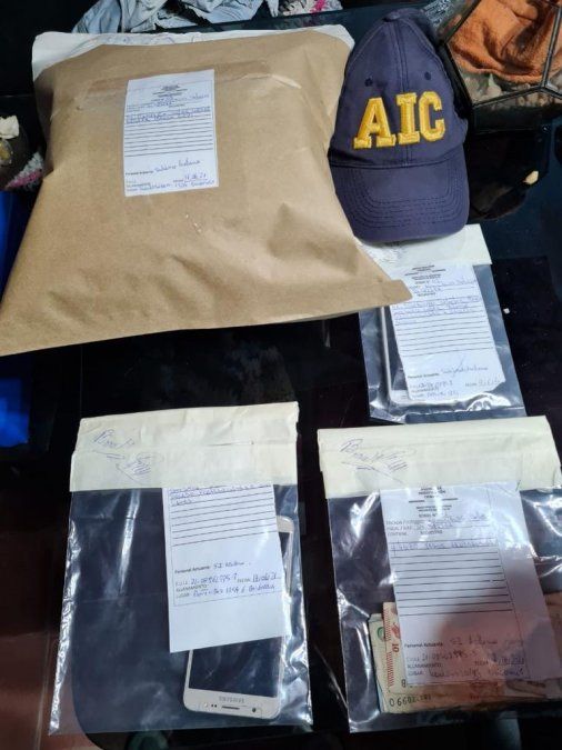 Si bien no se halló la motocicleta que utilizaron los delincuentes, se encontró una campera color verde similar a la que utilizó el prófugo al momento de iniciarse el procedimiento, incautaron 4.580 pesos y dos teléfonos celulares.