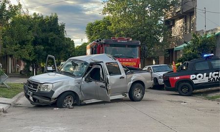 Fuerte accidente en barrio Centenario: una camioneta derrapó y chocó en el cruce de calles Independencia y Tarragona. Fuerte accidente en barrio Centenario: una camioneta derrapó y chocó en el cruce de calles Independencia y Tarragona.