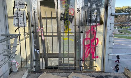 El ascensor del Parque Alberdi está destrozado y en desuso.
