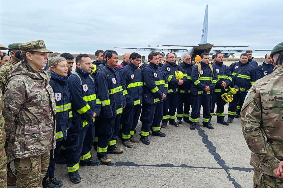 El equipo especializado en búsqueda y rescate urbano de la Federación Santafesina de Bomberos Voluntarios salió este sábado desde la Base Aérea Militar de El Palomar a bordo de un avión Hércules.