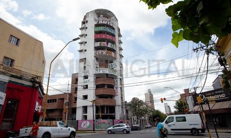 Se lo conoce como el edificio fantasma, una construcción abandonada desde 1992 en la céntrica esquina de Suipacha y 9 de Julio. Un símbolo de las caries urbanas de la ciuda de Santa Fe. Se lo conoce como el edificio fantasma, una construcción abandonada desde 1992 en la céntrica esquina de Suipacha y 9 de Julio. Un símbolo de las caries urbanas de la ciuda de Santa Fe.