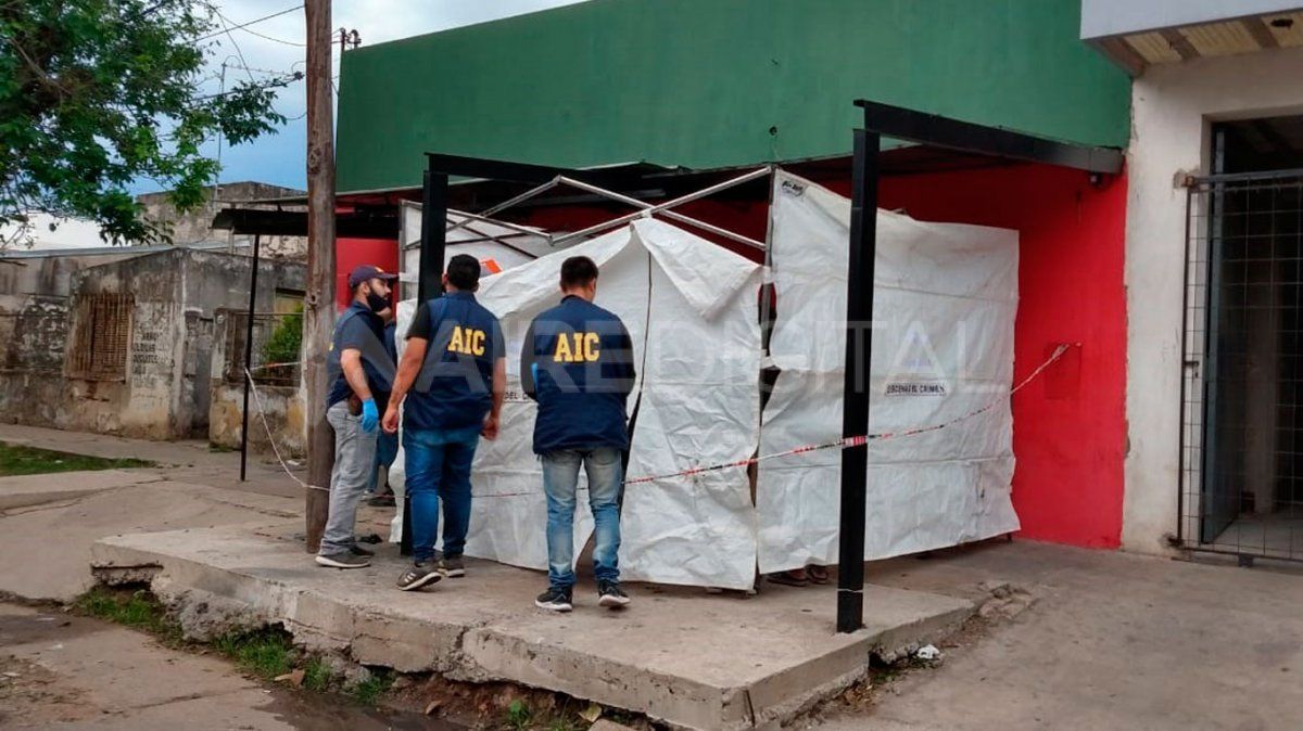 La víctima de unos 40 años fue encontrada ya sin signos vitales en la vereda de un comercio de barrio Los Hornos.&nbsp;